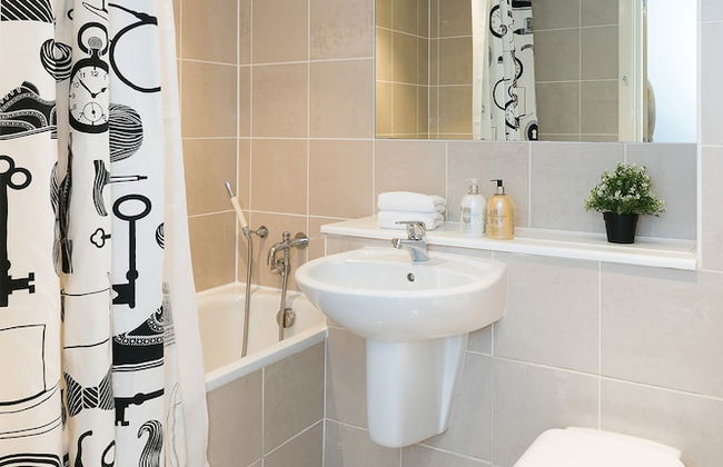 Spacious 2 Bed - Battersea High Street - Photo 45