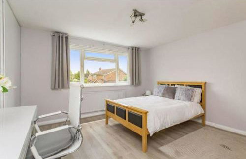 Spacious 5 Bedroom 11 Guest Family House in Horsham - Photo 6