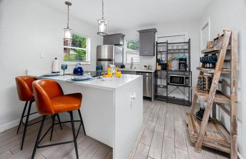 NEW Steps to Downtown - 7 Mins to Beach & Free Parking - Foto 13