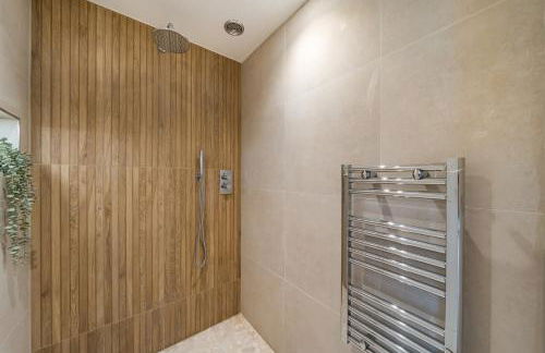 Romantic getaway UK with Private Sauna, King Bed, WiFi 517mbps & EV Charger - Photo 7