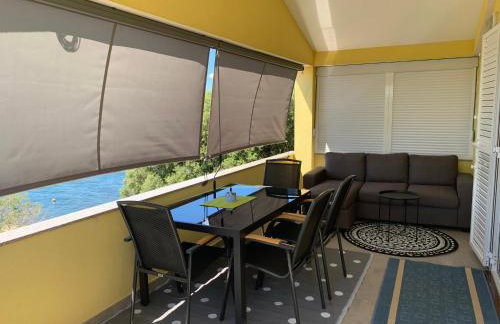 Beachfront Apartment Live - Photo 9