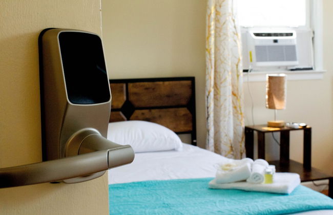 Cheerful & Beautiful 3-Bedroom Ranch - Photo 24