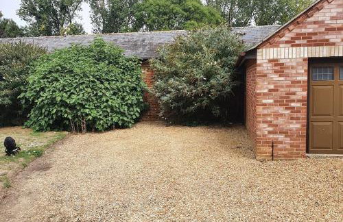 Canalside Manor House Annexe with Secure Parking - Photo 13