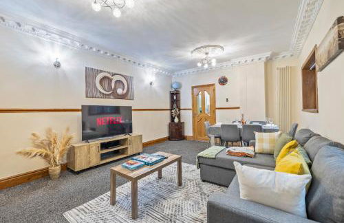 Spacious 4 Bedroom Home Near City Centre Sleeps 11 with Free Parking - Foto 1