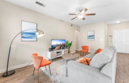 Prime SoCo King Bed 1BR & 2BR Suites w Gym, Pickleball, Laundry - Photo 19