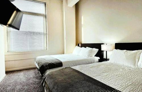 Spacious Loft with Fireplace - near CSU, Playhouse, Progressive field, R&R Hall of Fame with Gym & Sauna and Sleeps 12 - Foto 9