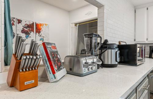 Los Angeles charming big house, king bed, parking, EV - Photo 37