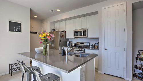 Near Hiking and Biking Trails Townhome with Patio - Foto 2