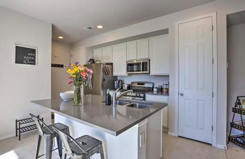 Near Hiking and Biking Trails Townhome with Patio - Foto 2