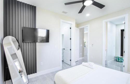 Luxurious Waterfront Home with Heated Pool and Jacuzzi - Foto 16