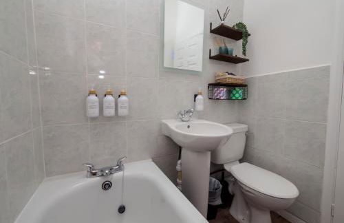 The Lilley Pad in Ludlow Cosy, Central, Perfect for Couples, Netflix & Parking Permit - Photo 6