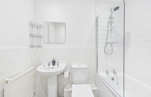 Desert Orchid by Signature Stays - Racecourse - Parking - 5-Bed - Photo 13