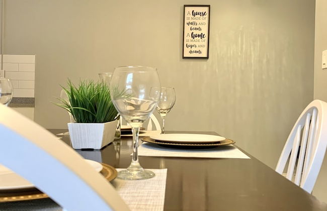 Texas Hold-em Duplex- 3BR Free Parking - Foto 14