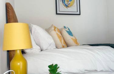 The Felix Apartments - 3 Bedrooms - FREE Parking - Close to train station - Photo 19