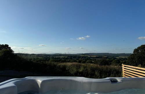 The Hayloft, Modern 4 Bed, 8 person, Barn Conversion in a Rural Location with Great Access & Hot Tub - Foto 3