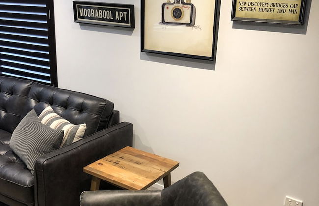 Timber Door Luxury Accommodation Geelong - Photo 16