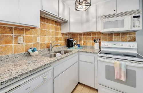 Steps to East Beach & Pet Friendly w/ 2 King Beds - Foto 16