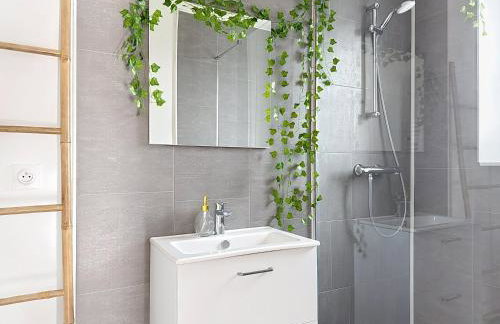 Le Baron Rouge - T4 Élégant & Spacieux - Parking Privé - 6 personnes - Climatisation - Centre ville de Saint-Etienne - Foto 8