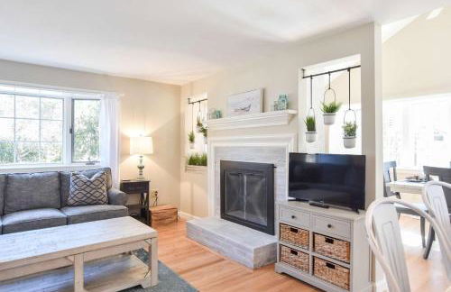 Beautiful Home Close to Ponds and Beach - Photo 7