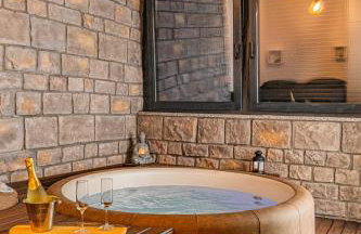 Jacuzzi - Flexible SelfCheckIns 20 - Zagreb - Luxury - Garage - Smart - Brand New - Apartments Repinc - Foto 23