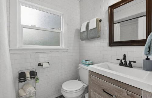 Warm and Inviting 3BR Craftsman with Big Kitchen - Foto 32