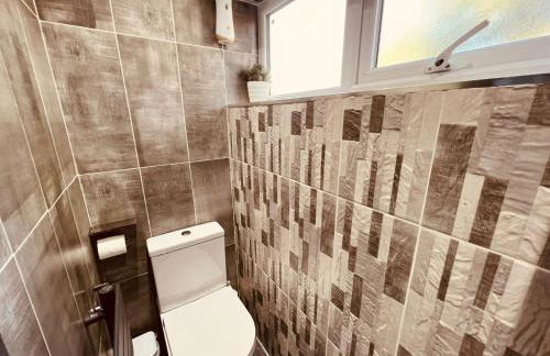 MODERN SUITES -5 Bedroom House- With FREE PARKING Birmingham city - Foto 44