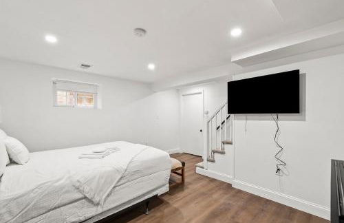 1 min to DC 8 beds sleeps 16 with yard and parking - Foto 29