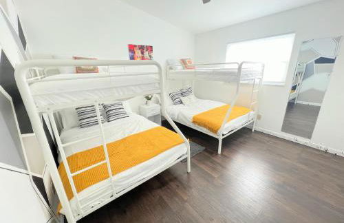 Dream Vacation Home w Heated Pool Close to Beaches Clearwater St Pete Quiet with Big Backyard - Foto 43