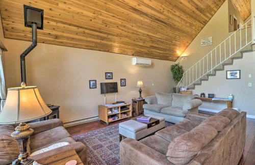 Riverfront Hungry Horse House with Large Deck! - Foto 7