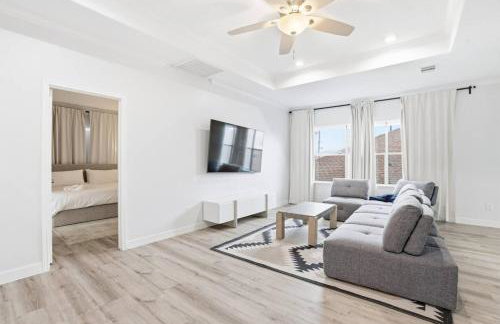 O18B Spacious 3BR Home Sleeps 10 With 2 Living Areas - Foto 32