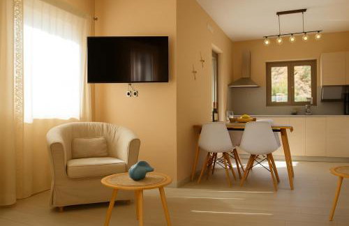 Paliochora Beachfront Escape, Milolithos Pool Retreats - Foto 1