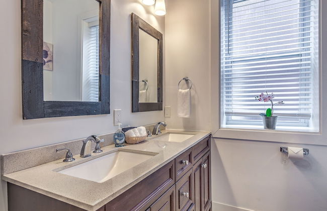 Expansive Downtown Home | JZ Vacation Rentals - Photo 20