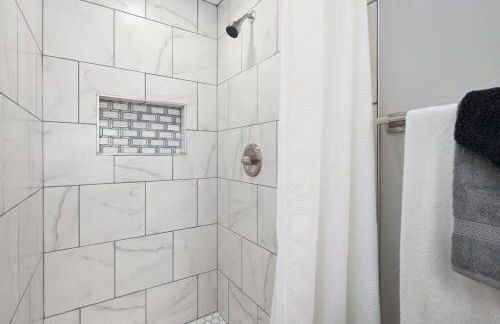 Great Location! 2BR - King Bed - Private Laundry - Foto 9