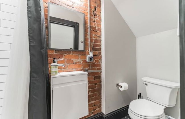 Historic DC Gem Spacious Rowhouse Private Patio - Photo 9