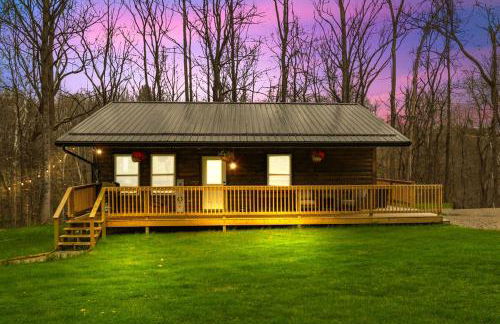 Cabin with King Bed , XBOX, HotTub, Games, Firepit , Stargazing Dome - Photo 7