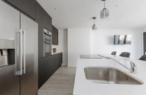 Delightful family home with parking, 8 minutes to beach - Foto 26