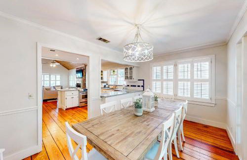 Classic coastal home with game room & private hot tub - walk to beaches - Foto 10