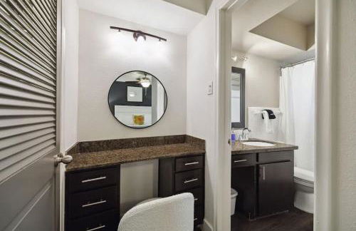 Special 2BR Galleria Condo Pool View Private Entrance - Foto 23