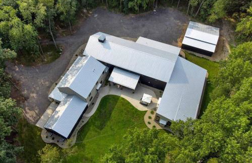 38-Acres of Luxury: 9BR, Indoor Pool, Gym, Near ND - Foto 40