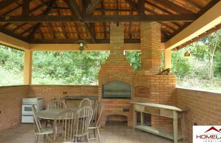 Linda casa em condomínio ecológico de alto padrão a 1h de SP, Terreno de 1500m2 com amplo gramado e piscina, WiFi para Home Office, Área gourmet com churrasqueira, forno de pizza e lareira aconchegante - Foto 11