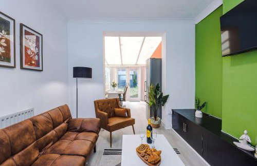 The Lyme Lounge - Contemporary & Stylish 3BR Home - Sleeps 7 with Parking & Wi-Fi - Perfect For Business or Work Stays - By Parydise Properties - Foto 3