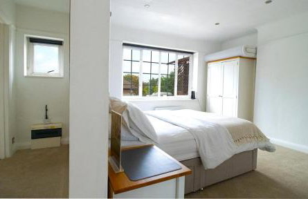 One-Bedroom flat in Cheam Village - Photo 15