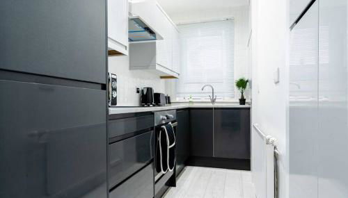 Cheerful 2 Bedroom Homely Apartment, Sleeps 4 Guest Comfy, 1x Double Bed, 2x Single Beds, Free Parking, Free WiFi, Suitable For Business, Leisure Guest, Contractors, QE Hospital, Glasgow, Near Airport & City Centre, Perfect For Common Wealth Games 2026 - Foto 3