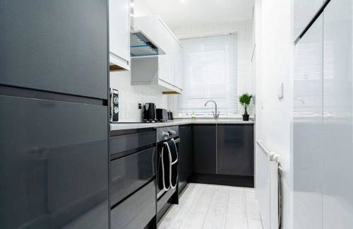 Cheerful 2 Bedroom Homely Apartment, Sleeps 4 Guest Comfy, 1x Double Bed, 2x Single Beds, Free Parking, Free WiFi, Suitable For Business, Leisure Guest, Contractors, QE Hospital, Glasgow, Near Airport & City Centre, Perfect For Common Wealth Games 2026 - Foto 3