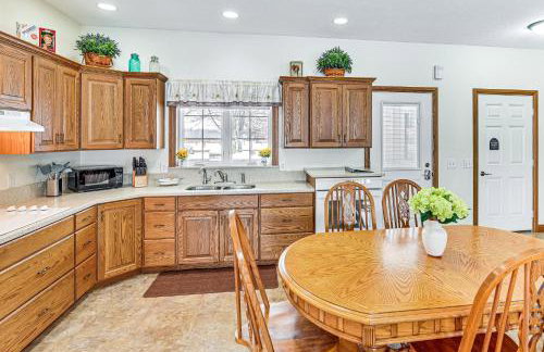 Near Shipshewana and Amish Country Patio and Grill! - Foto 9