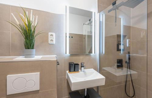 Modern, komplett saniert, in zentraler Citylage beim Kennedyplatz, voll ausgestatte Küche, offener Wohn- und Essbereich, helle Räume - Photo 12