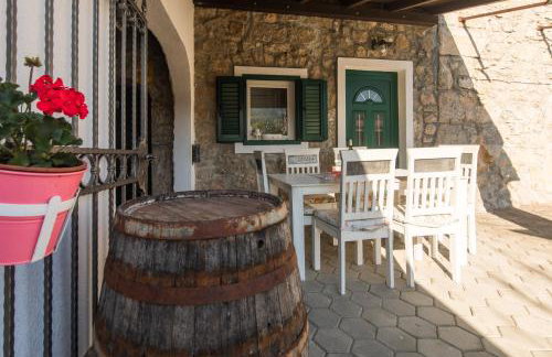 Captain's Villa with Swimming Pool - Photo 10