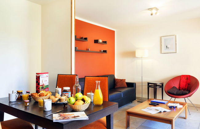 1 bedroom Apartment in Saint-Chaffrey with swimming pool and garden - Photo 4