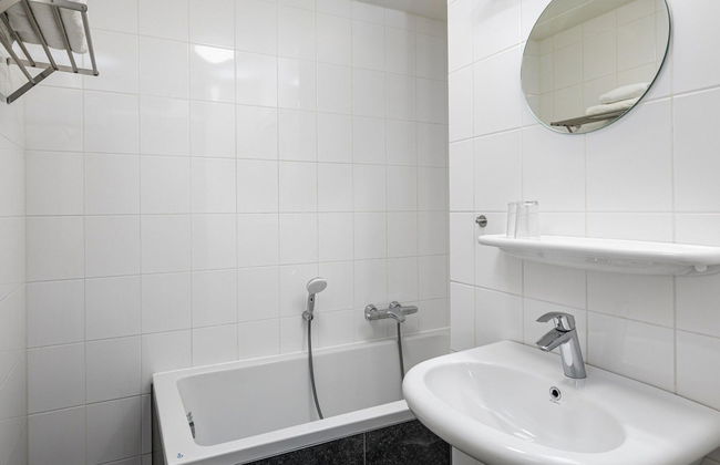 Villa in Hellevoetsluis Near North Sea Beach - Photo 9