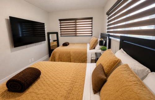 Modern Miami Home l Sleeps 12 l Free Parking - Photo 39